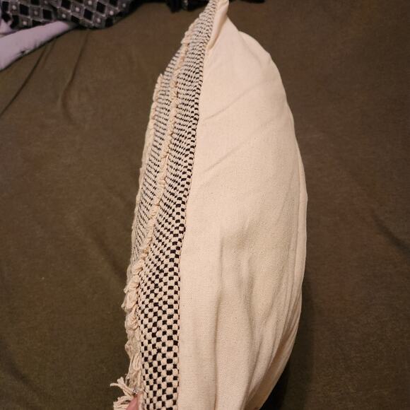 KIRKLANDS Throw Pillow 20 x 20 x 5 Boho Black Natural Chunky Knit Knotted Fringe - Picture 8 of 12